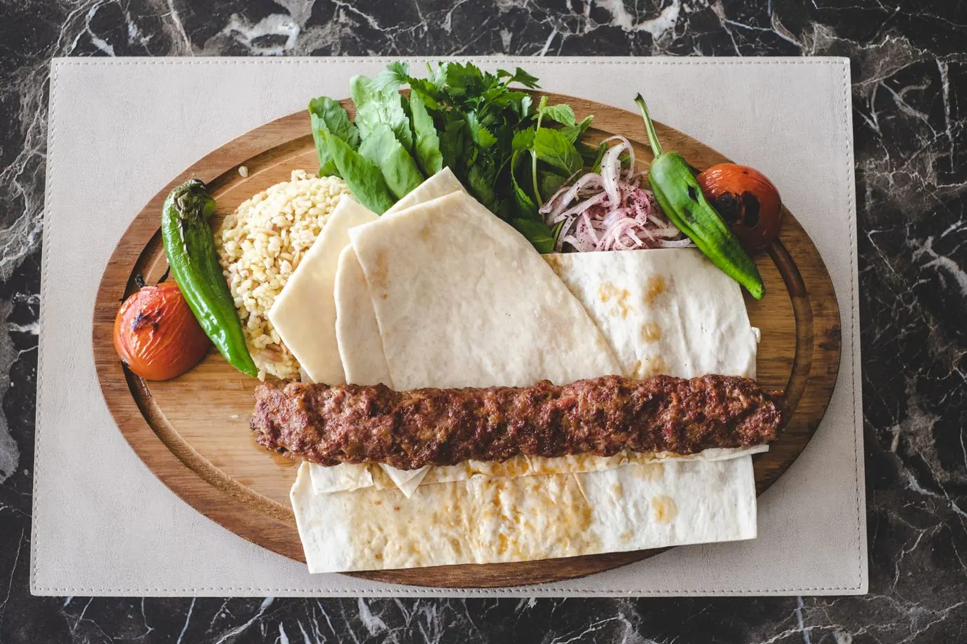 Adana kebab, pain et salade