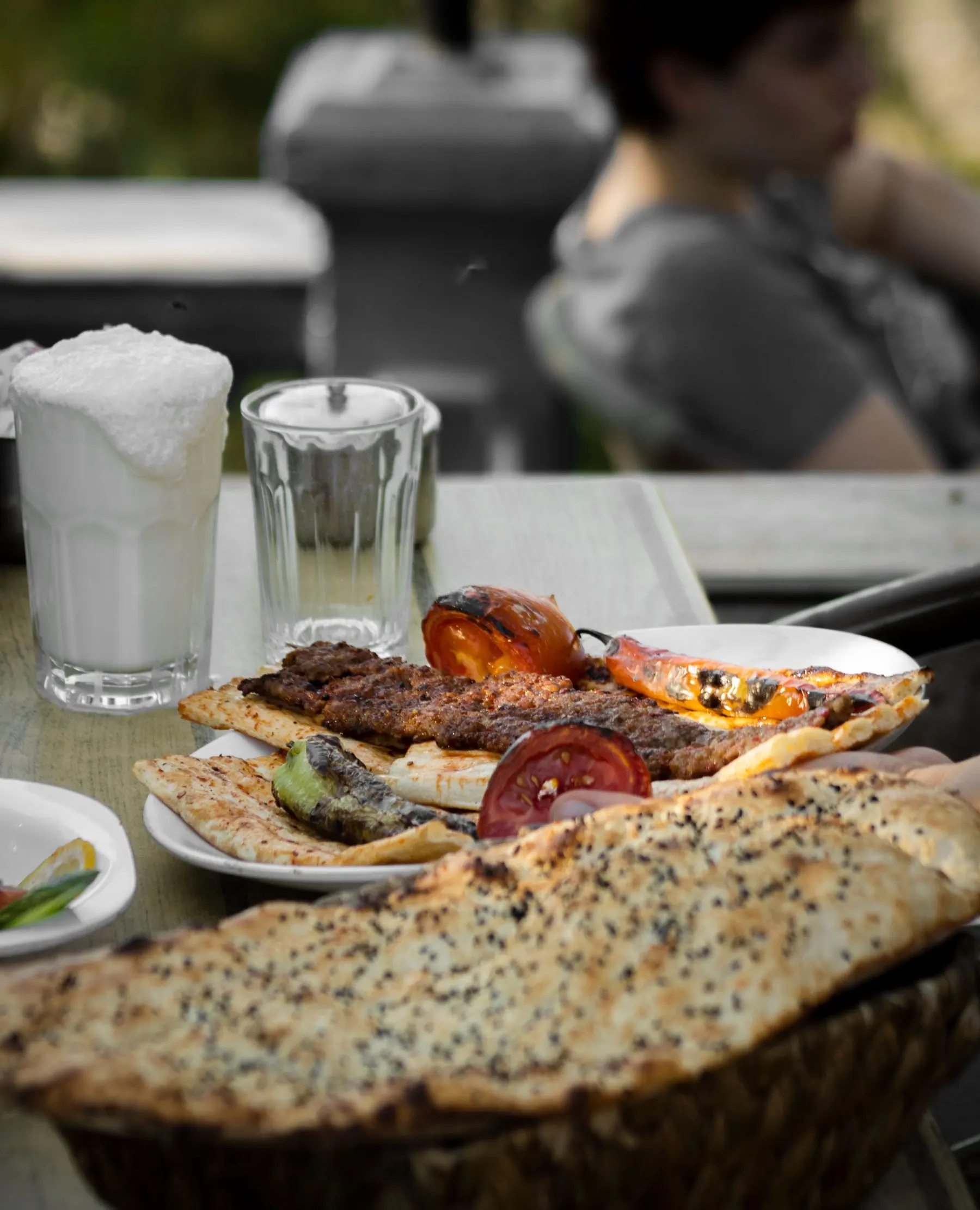 Assiette d'adana servie avec ayran