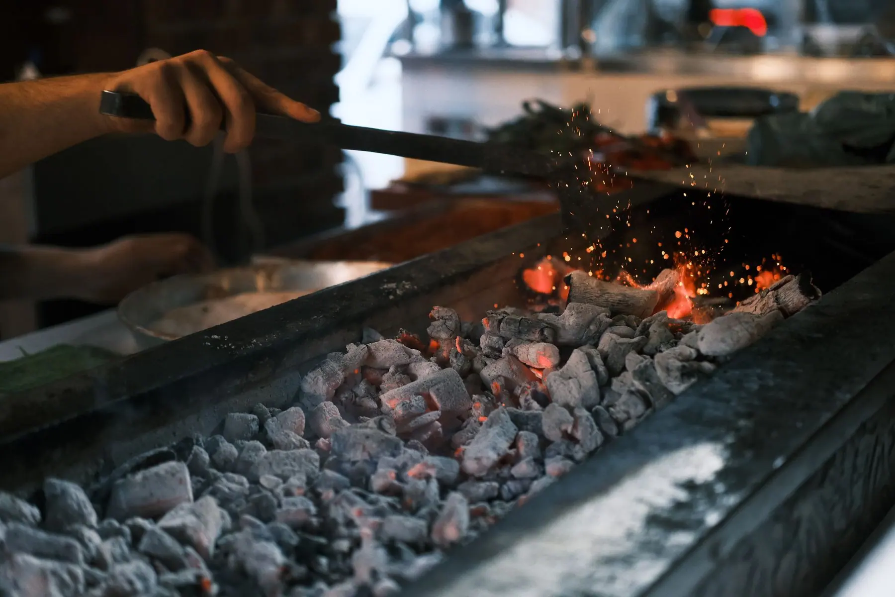 Braise de charbon sur le grill